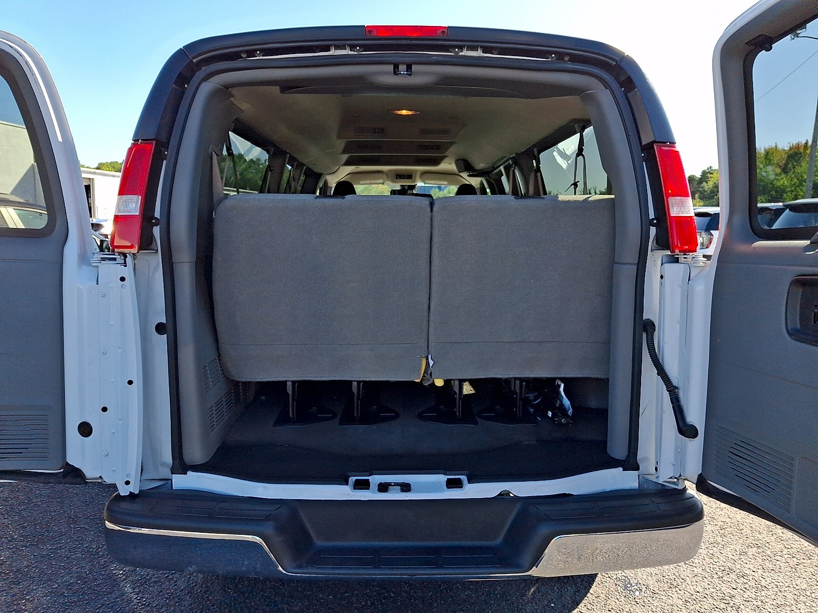2025 GMC Savana Passenger LT - Photo 28