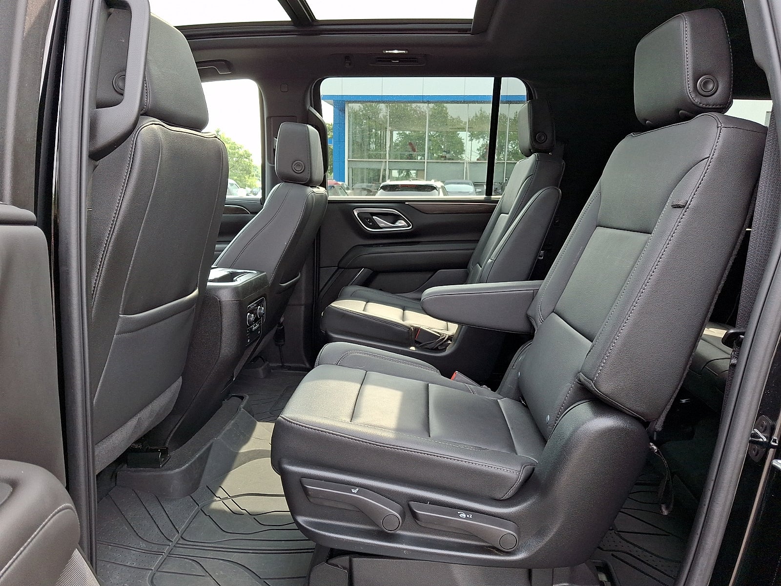 2024 Chevrolet Suburban LT - Photo 11