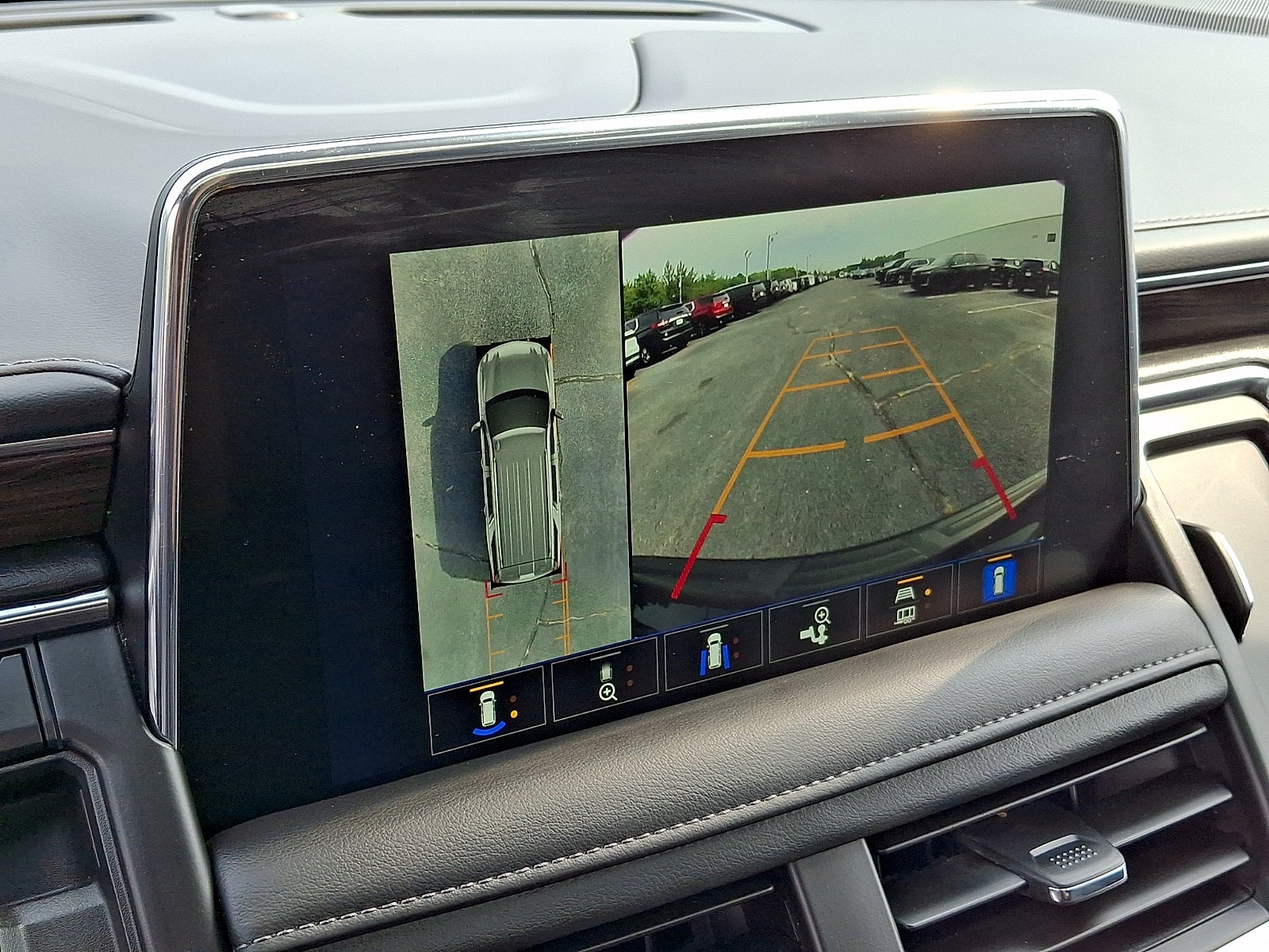 2024 Chevrolet Suburban LT - Photo 20